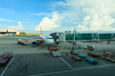 Kota Kinabalu, Sabah, Malezya - 20 Aralık 2017: Kota Kinabalu, Sabah, Malezya, Kkia üzerinde indi Air Asia airbus uçak havaalanından görünümden. Hava Asya Bu Malezya düşük maliyetli havayolu şirketidir . 