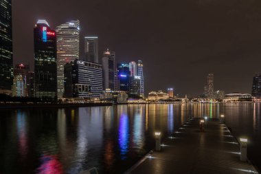 Singapur - 19 Haziran 2016: Singapur şehir merkezi ve marina Bay gece görünümü