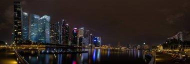 Singapur - 19 Haziran 2016: Singapur şehir merkezi ve marina Bay gece görünümü