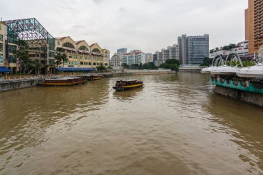 Singapur - Haziran 16,2016: Clarke Quay, turistler için Mekke olduğunu Singapur, Singapur Nehri planlama alanı içinde yer alan tarihi bir nehir iskele