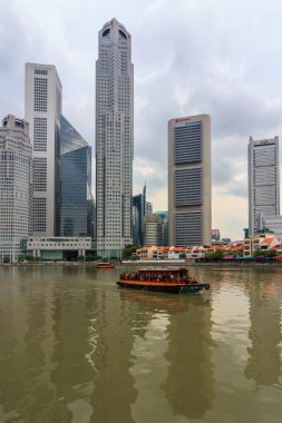 Singapur - Haziran 16,2016: Clarke Quay, turistler için Mekke olduğunu Singapur, Singapur Nehri planlama alanı içinde yer alan tarihi bir nehir iskele