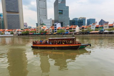 Singapur - Haziran 16,2016: Clarke Quay, turistler için Mekke olduğunu Singapur, Singapur Nehri planlama alanı içinde yer alan tarihi bir nehir iskele