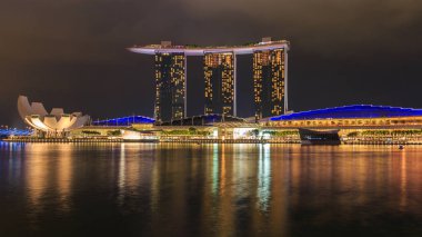 Singapur - 19 Haziran 2016: Marina Bay Sands hotel mavi saat akşam. Bir dünyada en büyük casinolar.