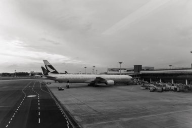 Changi, Singapore-Haziran 07, 2017: köprü kapıya bağlama ve bir yolcu hazırlanıyor uçak jet uçak uçuş Changi Uluslararası Havalimanı'na, Singapur