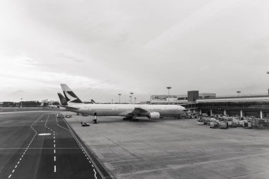 Changi, Singapore-Haziran 07, 2017: köprü kapıya bağlama ve bir yolcu hazırlanıyor uçak jet uçak uçuş Changi Uluslararası Havalimanı'na, Singapur