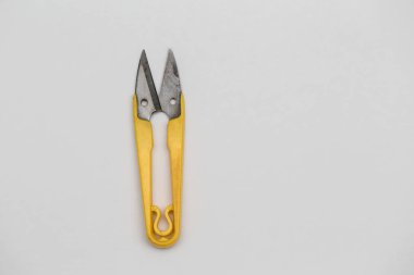 Beyaz izole küçük sarı terzi makası