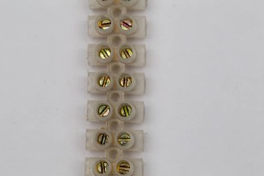 Elektrik terminal bloğu, güç bağlantı ağ üzerinde beyaz izole kavramı