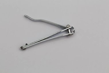 Metalik çivi kesiciler beyaz arka plan karşı kullanılan