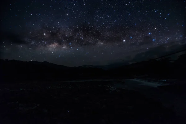 Güzel gece gökyüzünün Samanyolu, Borneo, tahıl ile uzun pozlama fotoğraf, güzel Samanyolu şaşırtıcı. Görüntü içeren bazı tahıl veya gürültü ve yumuşak odak.