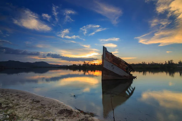 Shore Borneo Eski Balıkçı Teknesinde Gün Batımı Yansıması Ile Eski — Stok fotoğraf