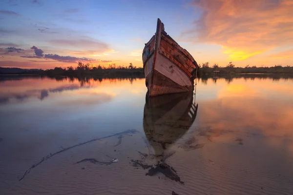 Shore Borneo Eski Balıkçı Teknesinde Gün Batımı Yansıması Ile Eski — Stok fotoğraf