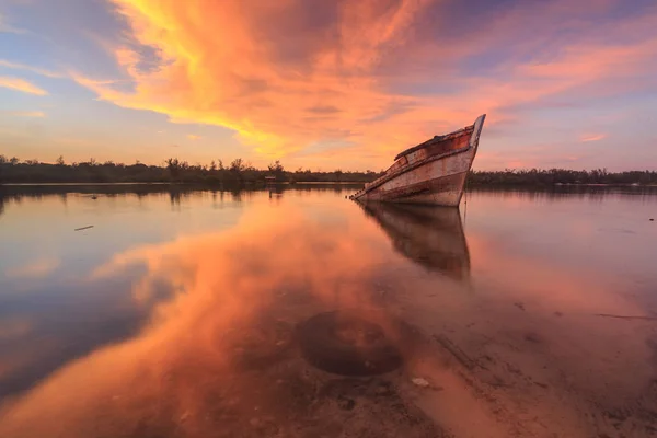 Abandonar Cascajo Viejo Orilla Borneo Barco Pesca Viejo Con Reflexión — Foto de Stock