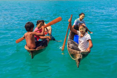 Semporna Sabah, Malezya-Nisan, 2017 yaklaşık: Bodgaya Island Tun Sakaran deniz park, Sabah Borneo, Malezya içinde ahşap teknede tanımlanamayan Bajau Laut halk.
