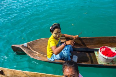 Semporna Sabah, Malezya-Nisan, 2017 yaklaşık: Bodgaya Island Tun Sakaran deniz park, Sabah Borneo, Malezya içinde ahşap teknede tanımlanamayan Bajau Laut halk.