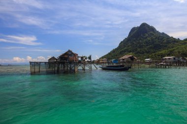 Semporna, Sabah mavi gökyüzü arka plan ve kristal berraklığında su deniz eski deniz çingene gören muhteşem manzara manzarası