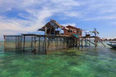 Semporna, Sabah mavi gökyüzü arka plan ve kristal berraklığında su deniz eski deniz çingene gören muhteşem manzara manzarası