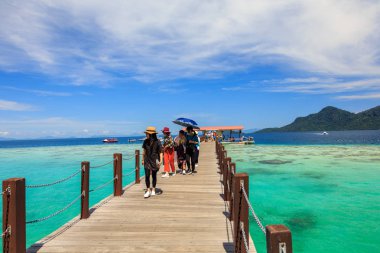 Semporna Sabah, Malezya-Nisan, 2017 yaklaşık: tanımlanamayan turist geliyor Bohey Dulang Adası, Sabah, Malezya iskelede. güzel mercan resif ile. Bohey Dulang ada en ünlü turistik spot olduğunu 
