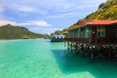 Güzel manzara görünümü Tun Sakaran Marine Park tropikal ada Bohey Dulang ada Semporna, Sabah.