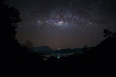 Sabah, Borneo, (tahıl ile uzun pozlama fotoğraf. Samanyolu gece gökyüzünün güzel inanılmaz Görüntü içeren bazı tahıl veya gürültü ve yumuşak odak.)