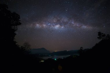 Sabah, Borneo, (tahıl ile uzun pozlama fotoğraf. Samanyolu gece gökyüzünün güzel inanılmaz Görüntü içeren bazı tahıl veya gürültü ve yumuşak odak.)