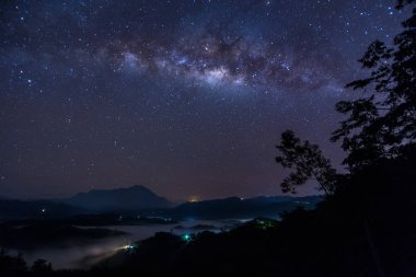 Sabah, Borneo, (tahıl ile uzun pozlama fotoğraf. Samanyolu gece gökyüzünün güzel inanılmaz Görüntü içeren bazı tahıl veya gürültü ve yumuşak odak.)