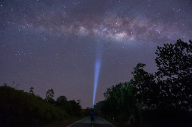 Sabah, Borneo, (tahıl ile uzun pozlama fotoğraf. Samanyolu gece gökyüzünün güzel inanılmaz Görüntü içeren bazı tahıl veya gürültü ve yumuşak odak.)