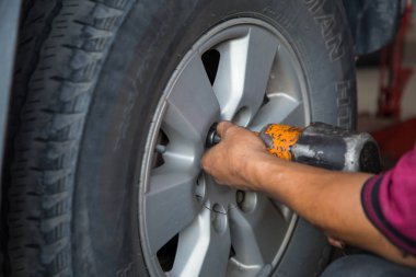 Kota Kinabalu, Sabah, Malezya: 1 Aralık 2017: kimliği belirsiz el lastik hava sıkıştırılmış anahtarı (cıvataları dalga ile montaj yapma) 