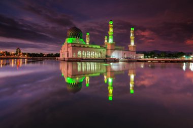 Güzel gün batımı twilight saat ve Yüzen Cami, Kota Kinabalu, Sabah yansıma. 