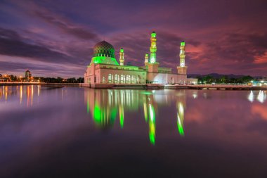 Güzel gün batımı twilight saat ve Yüzen Cami, Kota Kinabalu, Sabah yansıma. 