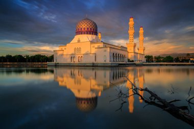 Güzel gün batımı twilight saat ve Yüzen Cami, Kota Kinabalu, Sabah yansıma. 