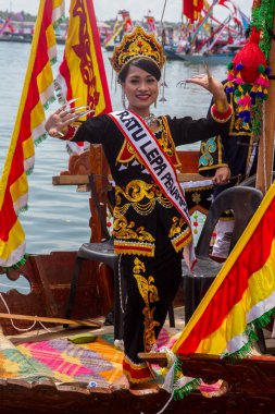 Semporna Sabah, Malezya-Nisan, 2017 yaklaşık: güzel ve güzel tanımlanamayan deniz Bajau kız Semporna Regata Lepa Lepa Semporna, Malezya sırasında geleneksel kostüm 