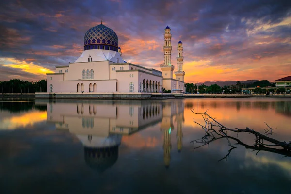 Güzel gün batımı twilight saat ve Yüzen Cami, Kota Kinabalu, Sabah yansıma. 