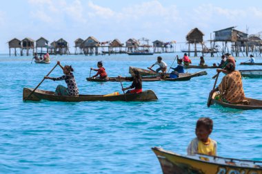 Semporna Sabah, Malezya-Nisan, 2017 yaklaşık: Bodgaya Island Tun Sakaran deniz park, Sabah Borneo, Malezya içinde ahşap teknede tanımlanamayan Bajau Laut halk.