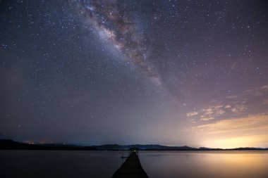 Güzel Samanyolu, İnanılmaz Samanyolu Borneo 'da, Samanyolu' nda, taneli uzun pozlu fotoğraf. Görüntü belli bir tahıl ya da gürültü ve yumuşak odak içerir..