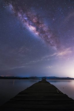 Güzel Samanyolu, İnanılmaz Samanyolu Borneo 'da, Samanyolu' nda, taneli uzun pozlu fotoğraf. Görüntü belli bir tahıl ya da gürültü ve yumuşak odak içerir..
