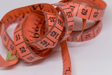 Beyaz üzerine izole edilmiş mezuranın soyut yumuşak odağı, terzi tasarımı için mezura ölçümü, fitness kullanımı için mezura ölçümü  