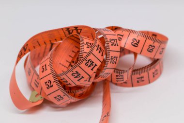 Beyaz üzerine izole edilmiş mezuranın soyut yumuşak odağı, terzi tasarımı için mezura ölçümü, fitness kullanımı için mezura ölçümü  