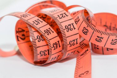 Beyaz üzerine izole edilmiş mezuranın soyut yumuşak odağı, terzi tasarımı için mezura ölçümü, fitness kullanımı için mezura ölçümü  