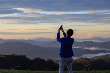 Kimliği belirsiz adam akıllı telefon kullanarak resim yakalama