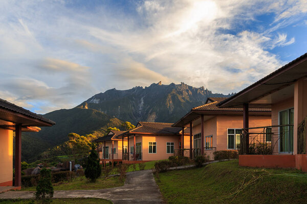 Вид на гору Кинабалу с Dream World Resort, Фасанг, Сабах, Борнео
