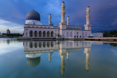 Görkemli güzel Yüzen Cami Kota Kinabalu, Sabah, Malezya A cami günbatımı sırasında İslam'ın takipçileri için ibadet yeri yansımasıdır.