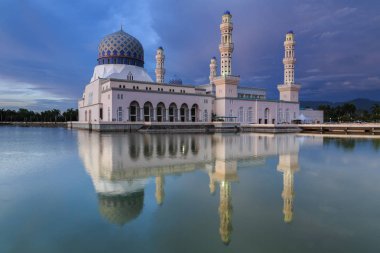 Görkemli güzel Yüzen Cami Kota Kinabalu, Sabah, Malezya A cami günbatımı sırasında İslam'ın takipçileri için ibadet yeri yansımasıdır.