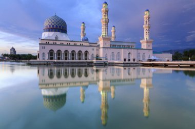 Görkemli güzel Yüzen Cami Kota Kinabalu, Sabah, Malezya A cami günbatımı sırasında İslam'ın takipçileri için ibadet yeri yansımasıdır.