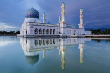 Görkemli güzel Yüzen Cami Kota Kinabalu, Sabah, Malezya A cami günbatımı sırasında İslam'ın takipçileri için ibadet yeri yansımasıdır.
