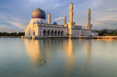 Görkemli güzel Yüzen Cami Kota Kinabalu, Sabah, Malezya A cami günbatımı sırasında İslam'ın takipçileri için ibadet yeri yansımasıdır.
