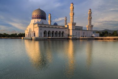 Görkemli güzel Yüzen Cami Kota Kinabalu, Sabah, Malezya A cami günbatımı sırasında İslam'ın takipçileri için ibadet yeri yansımasıdır.