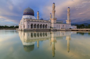 Görkemli güzel Yüzen Cami Kota Kinabalu, Sabah, Malezya A cami günbatımı sırasında İslam'ın takipçileri için ibadet yeri yansımasıdır.