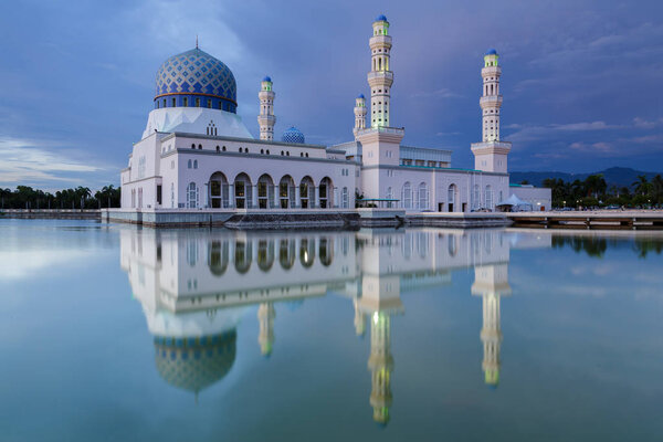 Величественное красивое отражение плавающей мечети на закате в Кота-Кинабалу, Сабах, Малайзия Мечеть является местом поклонения для последователей ислама
.