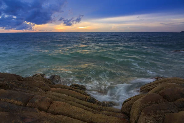 驚くほどの美しい自然夕日を海のボルネオで夕暮れの空に — ストック写真