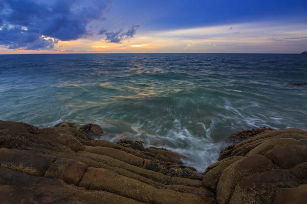 驚くほどの美しい自然夕日を海のボルネオで夕暮れの空に — ストック写真